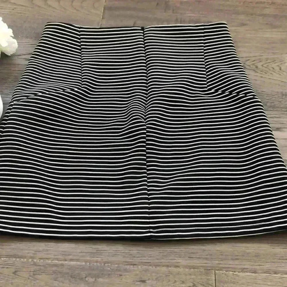 🌸4/$30🌸topshop | Black and white striped mini skirt - Picture 5 of 6